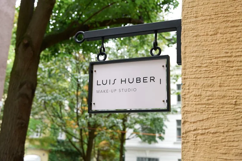 Das Schild des Make-up Studios von Luis Huber in München