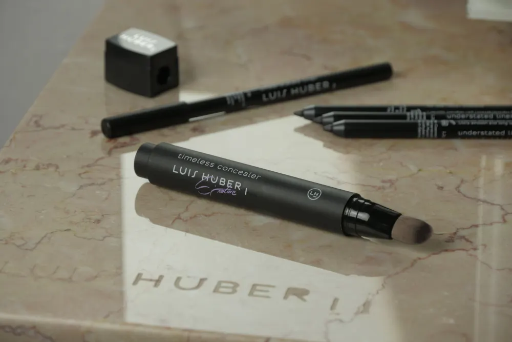 Timeless Concealer und Eyeliner der Luis Huber Studio Kollektion auf einer Marmorplatte