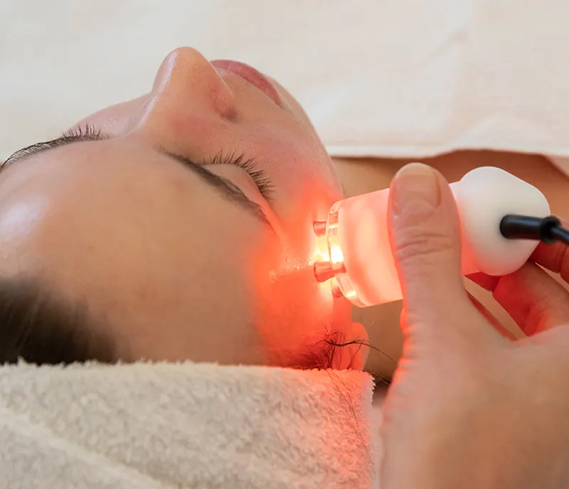 fourtec®-Behandlung: rotes LED-Licht am Gesicht