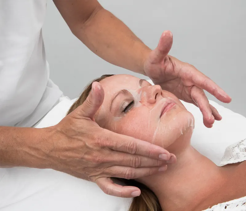 Behandlung mit Applikationsmaske auf dem Gesicht und Massage