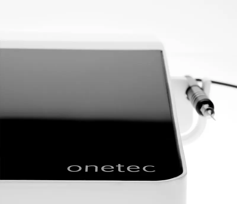 onetec®-Gerät mit Handstück auf weißem Hintergrund