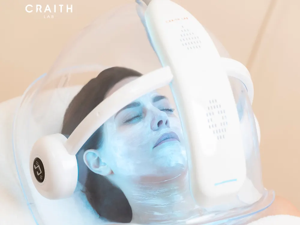 Sauerstoff-Dome mit LED-Licht über dem Gesicht einer entspannt liegenden Frau